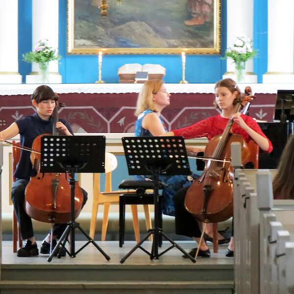 Alli Mankkinen, sello; Maria Morfín Venäläinen, sello; Liisa Malmivaara, piano.