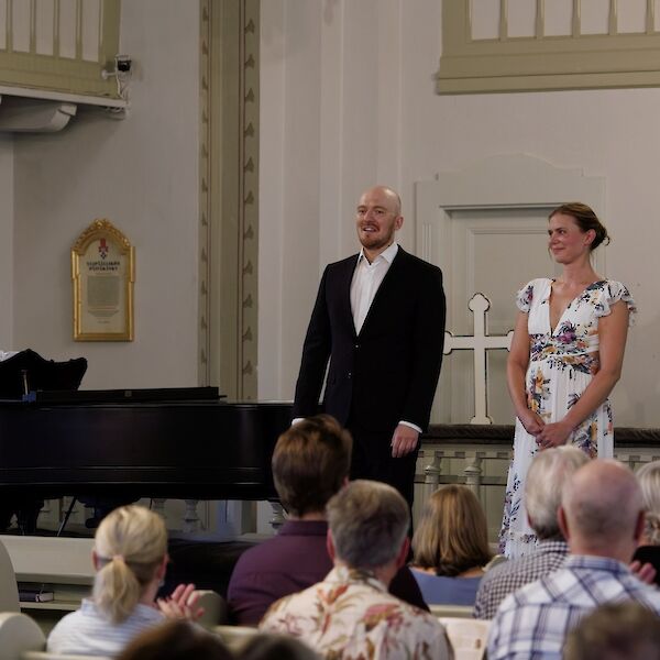 Pianisti Hans-Otto Ehrström, baritoni Jussi Vänttinen, mezzosopraano Pihla Terttunen