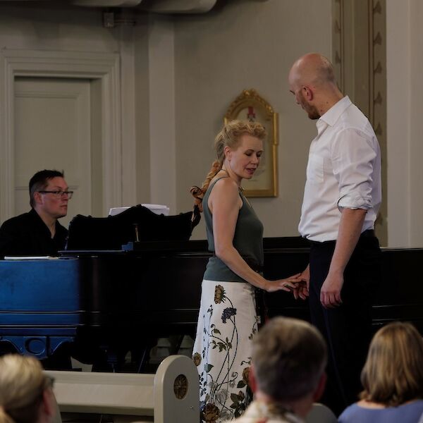 Pianisti Hans-Otto Ehrström, sopraano Helena Juntunen, baritoni Jussi Vänttinen