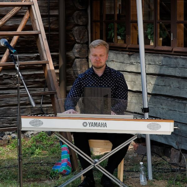 Tatu Eskelinen, piano